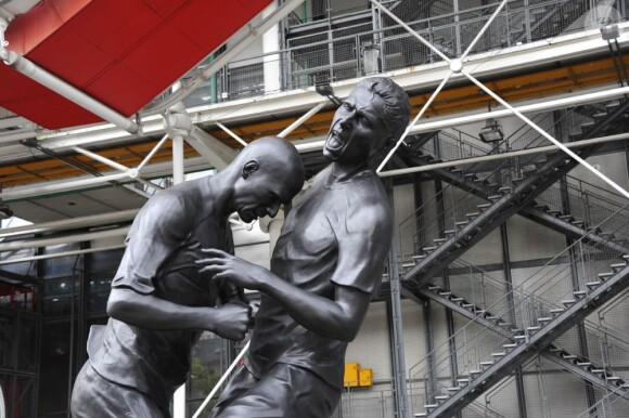 Le coup de boule de Zinédine Zidane sur Marco Materazzi signé Adel Abdessemed est exposé sur le parvis du centre Pompidou à Paris le 27 Septembre 2012