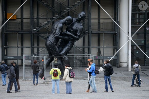 Le coup de boule de Zinédine Zidane sur Marco Materazzi signé Adel Abdessemed est exposé sur le parvis du centre Pompidou à Paris le 27 Septembre 2012