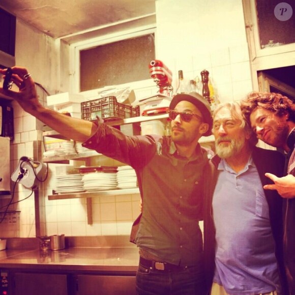 Jean Imbert pose avec Robert De Niro et son ami JR dans son restaurant L'Acajou dans le 16e arrondissement de Paris