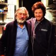Robert De Niro prend la pose près de Jean dans son restaurant L'Acajou dans le 16e arrondissement de Paris