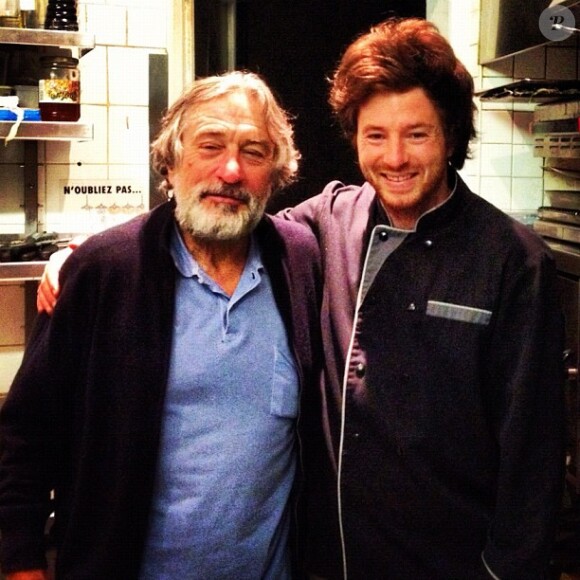 Robert De Niro prend la pose près de Jean dans son restaurant L'Acajou dans le 16e arrondissement de Paris