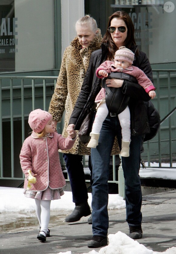 Brooke Shields et ses filles Rowan et Grier, avec sa mère Teri à New York le 18 mars 2007