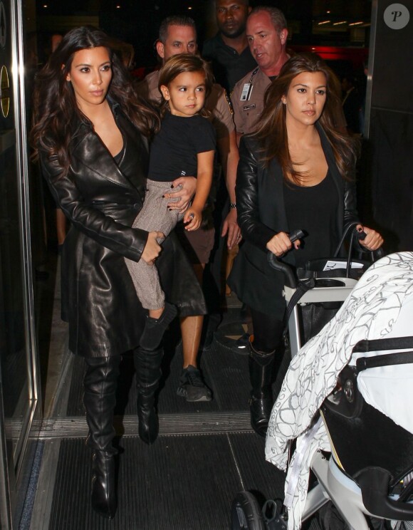 Kim Kardashian, sa grande soeur Kourtney et le petit Mason arrivent à l'aéroport de Miami, le 6 novembre 2012.
