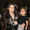 Kim Kardashian, sa grande soeur Kourtney et le petit Mason arrivent à l'aéroport de Miami, le 6 novembre 2012.