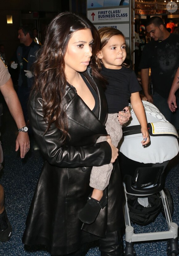 Kim Kardashian et son neveu Mason à l'aéroport de Miami, le 6 novembre 2012.