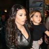 Kim Kardashian et son neveu Mason, bientôt 3 ans, s'apprêtent à s'envoler pour Londres. Miami, le 6 novembre 2012.