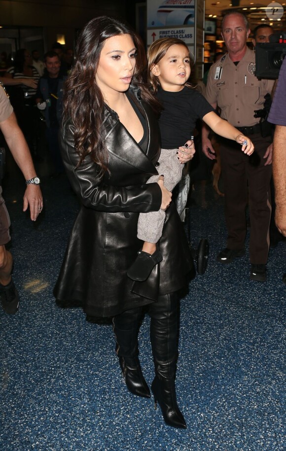 Kim Kardashian et son neveu Mason, bientôt 3 ans, s'apprêtent à s'envoler pour Londres. Miami, le 6 novembre 2012.