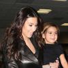 Kim Kardashian, une tante sexy et souriante à l'aéroport de Miami avec son neveu Mason. Le 6 novembre 2012.
