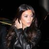 Kim Kardashian, sexy en cuir, arrive à l'aéroport de Miami pour rejoindre Londres. Le 6 novembre 2012.
