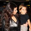 Kim Kardashian et son neveu Mason à l'aéroport de Miami, le 6 novembre 2012.