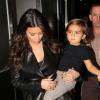 Kim Kardashian, sa grande soeur Kourtney et le petit Mason arrivent à l'aéroport de Miami, le 6 novembre 2012.