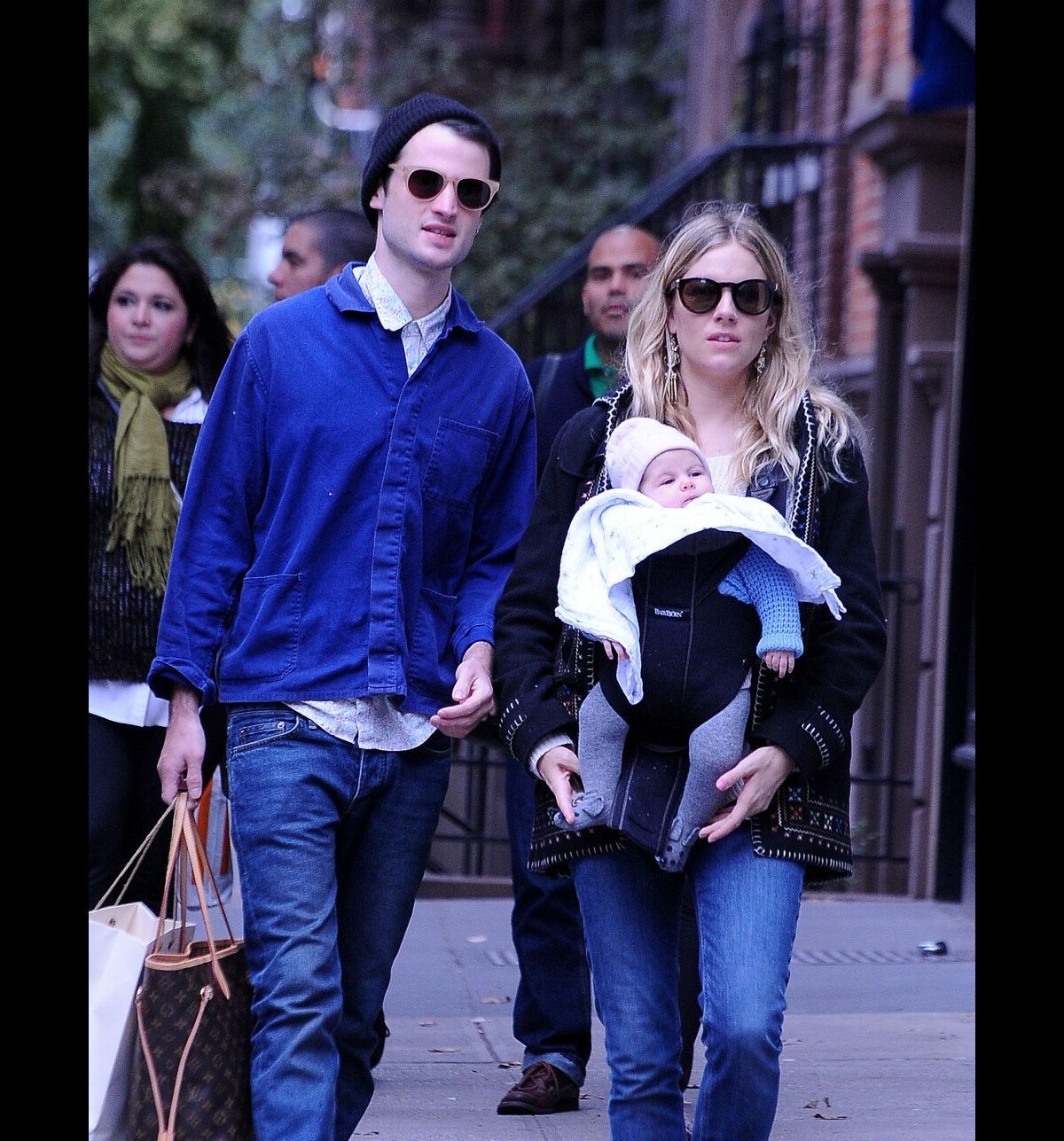 Photo : Sienna Miller se balade à New York avec sa fille Marlowe et son  amoureux Tom Sturridge - Purepeople