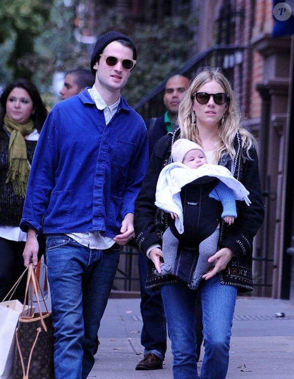 Sienna Miller se balade à New York avec sa fille Marlowe et son amoureux  Tom Sturridge