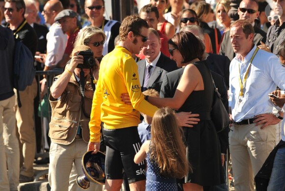Bradley Wiggins, vainqueur du Tour de France 2012 dans les bras de sa femme Cathy et leurs enfants Ben et Isabella le dimanche 22 juillet 2012
