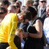 L'Anglais Bradley Wiggins, vainqueur du Tour de France 2012 dans les bras de sa femme Cathy et leurs enfants Ben et Isabella le dimanche 22 juillet 2012