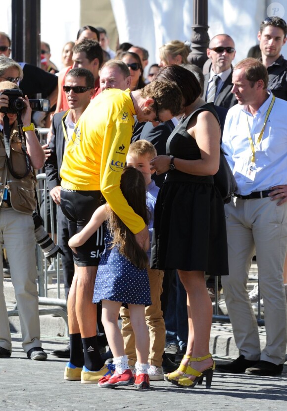 L'Anglais Bradley Wiggins, vainqueur du Tour de France 2012 dans les bras de sa femme Cathy et leurs enfants Ben et Isabella le dimanche 22 juillet 2012