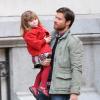 Xabi Alonso, son épouse Nagore et leurs enfants Jontxu et Ane dans les rues de Madrid le 5 Novembre 2012