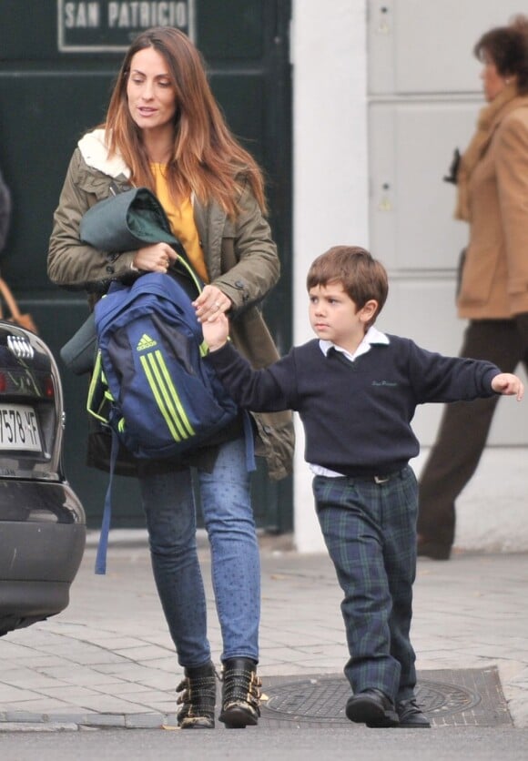 Nagore, l'épouse de Xabi Alonso et leur fils Ane dans les rues de Madrid le 5 Novembre 2012