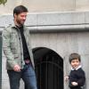 Xabi Alonso heureux devant son fils Jontxu dans les rues de Madrid le 5 Novembre 2012