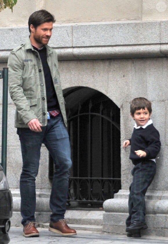 Xabi Alonso heureux devant son fils Jontxu dans les rues de Madrid le 5 Novembre 2012