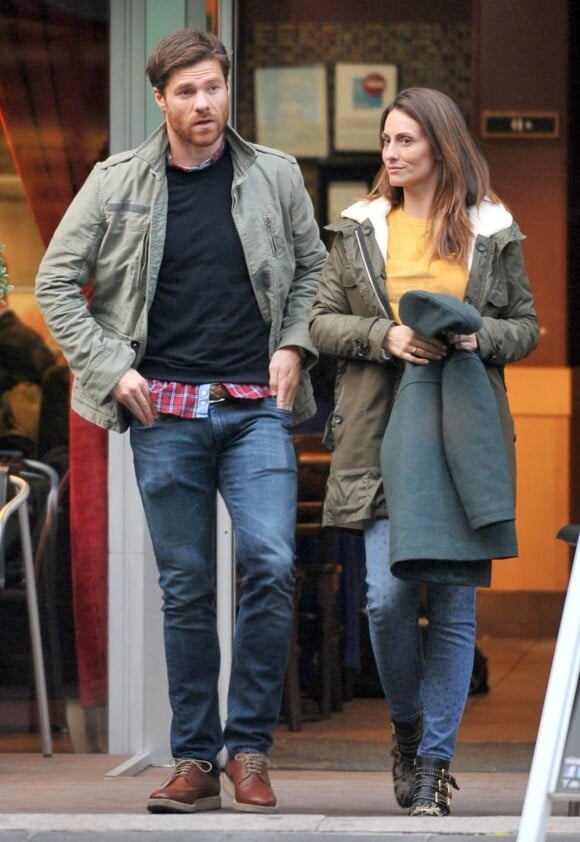 Xabi Alonso et son épouse Nagore dans les rues de Madrid le 5 Novembre 2012
