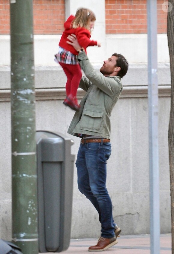 Xabi Alonso, son épouse Nagore et leurs enfants Jontxu et Ane dans les rues de Madrid le 5 Novembre 2012
