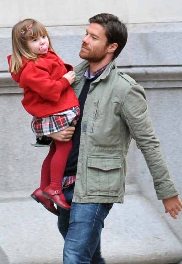 Xabi Alonso et sa petite Ane dans les rues de Madrid le 5 Novembre 2012