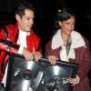 Rihanna, de retour à son hôtel le Gansevoort, reçoit le cadeau d'un fan qui a compilé ses six albums, à quelques jours de la sortie de son septième, Unapologetic. New York, le 8 novembre 2012.