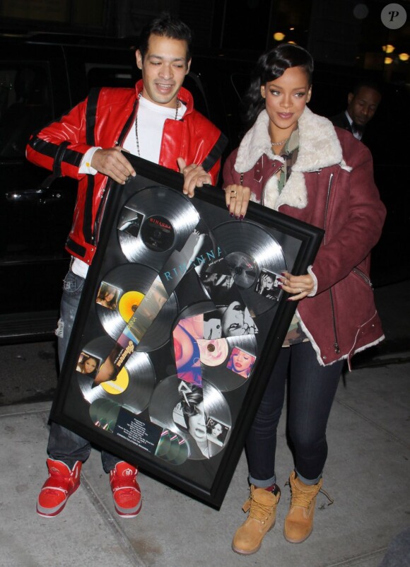 Rihanna, de retour à son hôtel le Gansevoort, reçoit le cadeau d'un fan qui a compilé ses six albums, à quelques jours de la sortie de son septième, Unapologetic. New York, le 8 novembre 2012.