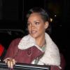 Rihanna, de retour à son hôtel le Gansevoort, reçoit le cadeau d'un fan qui a compilé ses six albums, à quelques jours de la sortie de son septième, Unapologetic. New York, le 8 novembre 2012.