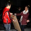 Rihanna, de retour à son hôtel le Gansevoort, reçoit le cadeau d'un fan habillée d'une joli veste façon Michael Jackson dans Thriller. New York, le 8 novembre 2012.