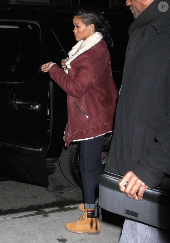 Rihanna quitte son hotel avec une amie a New York, le 8 novembre 2012.