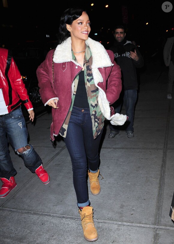 Rihanna est de retour à son hôtel, le Gansevoort, habillée d'un épais manteau shearling Acne sur une veste camouflage et un top noir, un jean brut et des Timberland. New York, le 8 novembre 2012.