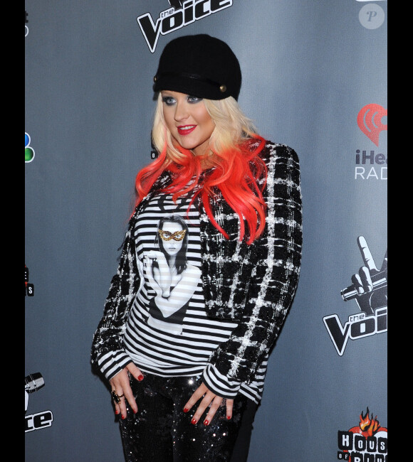 Christina Aguilera, mutine, sur le tapis rouge de 'The Voice' saison 3 à Los Angeles le 8 novembre 2012.