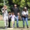Heidi Klum avec son compagnon Martin Kirsten et ses enfants Johan, Lou, Leni et Henry au parc à Los Angeles le 3 novembre 2012.
