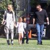 Heidi Klum avec son compagnon Martin Kirsten et ses enfants Johan, Lou, Leni et Henry au parc à Los Angeles le 3 novembre 2012.