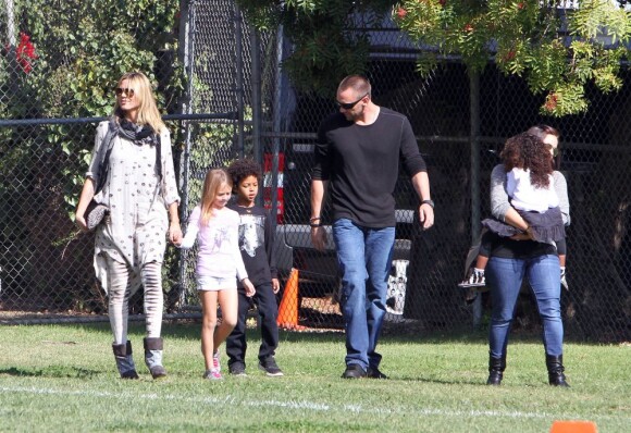Heidi Klum avec son compagnon Martin Kirsten et ses enfants Johan, Lou, Leni et Henry au parc à Los Angeles le 3 novembre 2012.