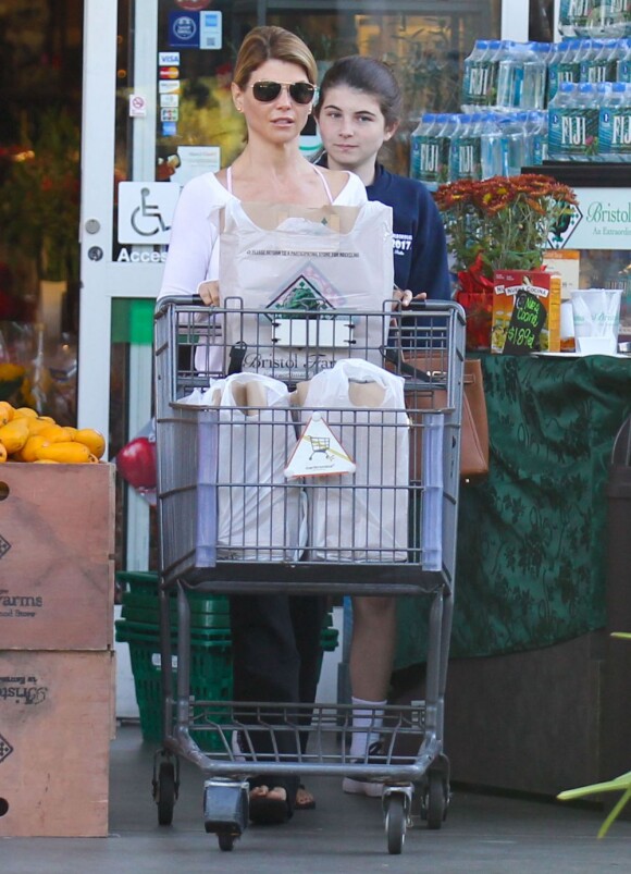 Lori Loughlin et sa fille à la sortie d'un supermarché le 7 novembre 2012 à Los Angeles