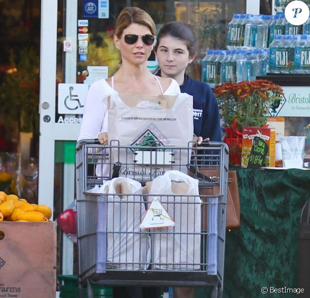 Lori Loughlin et sa fille à la sortie d'un supermarché le 7 novembre 2012 à Los Angeles