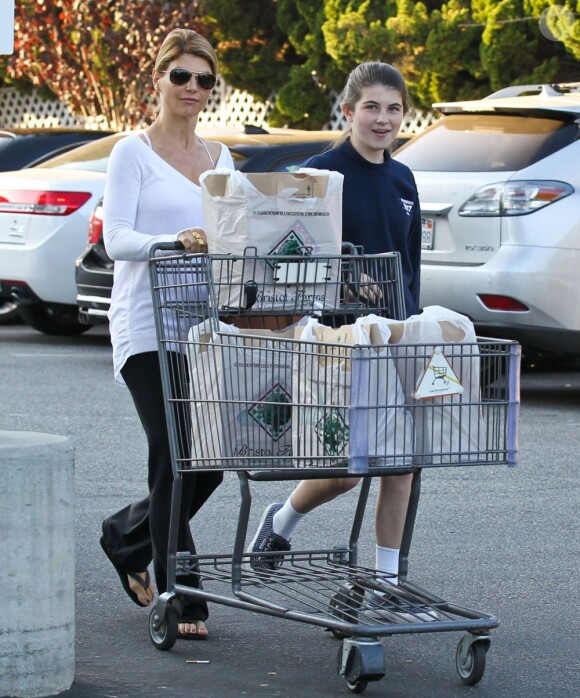 Complices, Lori Loughlin et sa fille Isabella à la sortie d'un supermarché le 7 novembre 2012 à Los Angeles