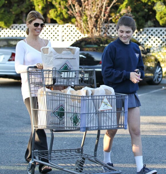 Lori Loughlin de bonne humeur en compagnie de sa fille Isabella à la sortie d'un supermarché le 7 novembre 2012 à Los Angeles