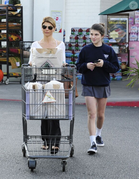 Lori Loughlin et sa fille Isabella à la sortie d'un supermarché le 7 novembre 2012 à Los Angeles