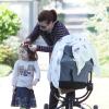Alyson Hannigan prend soin de ses filles. Brentwood, le 7 novembre 2012.