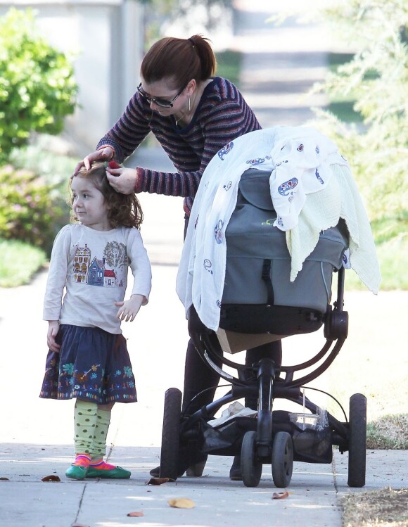 Alyson Hannigan prend soin de ses filles. Brentwood, le 7 novembre 2012.