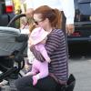 retour à la normale après Halloween, Alyson Hannigan porte ses deux filles Satyana et Keeva dans ses bras. Brentwood, le 7 novembre 2012.