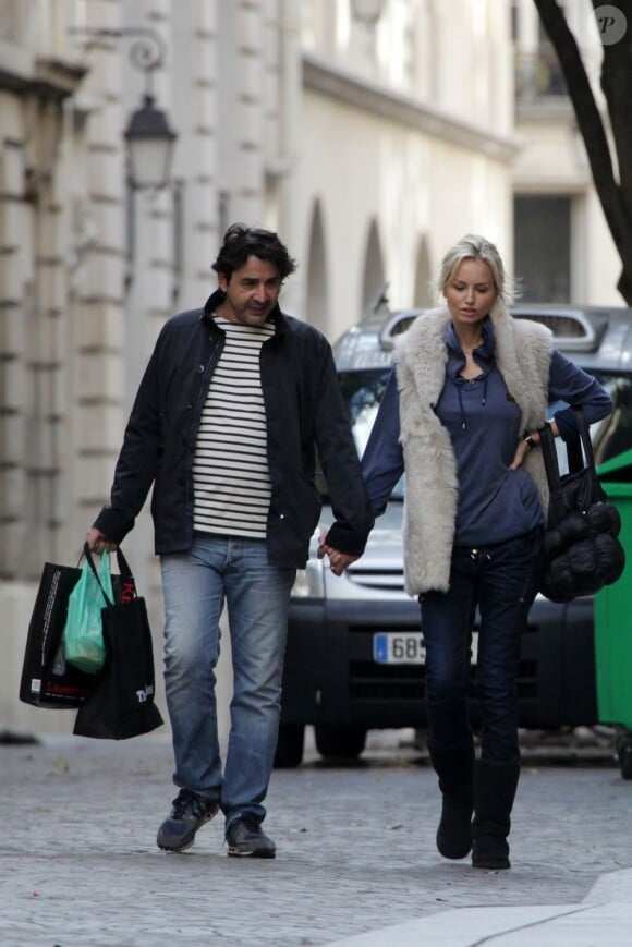 Exclusif - Adriana Karembeu et son compagnon André Ohanian dans les rues de Paris le 24 septembre 2012
