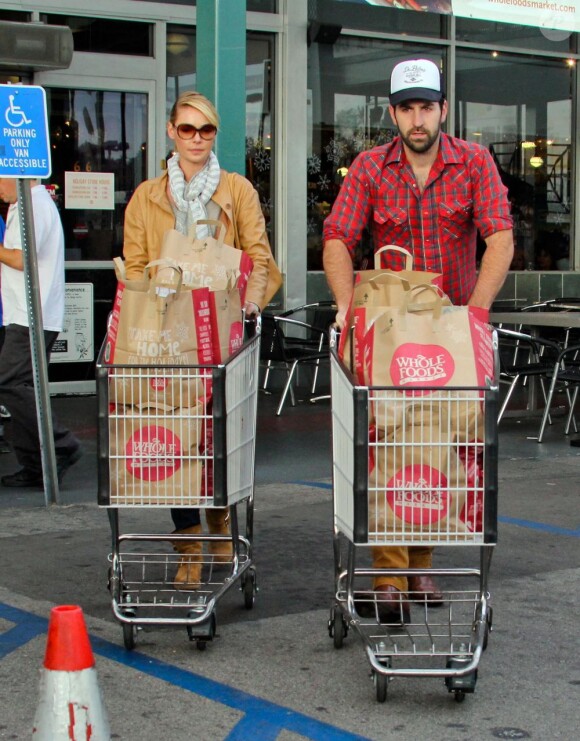 Katherine Heigl et son mari Josh Kelley font des courses dans le quartier de Los Feliz à Los Angeles, le 10 novembre 2012.