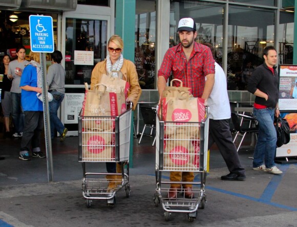 Katherine Heigl et son mari Josh Kelley ont de quoi remplir leur frigo ! Photo prise à Los Angeles, le 10 novembre 2012.