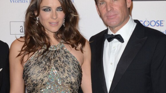 Elizabeth Hurley, sublime et sexy, et son fiancé Shane Warne au bal d'Elton John