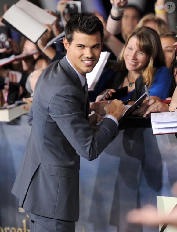 Taylor Lautner lors de l'avant-première du film Twilight - chapitre 5 : Révélation (2e partie) à Los Angeles le 12 novembre 2012